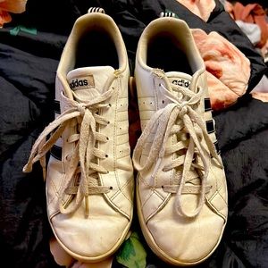 I’m selling adidas shoes women’s they are an 8 in a half